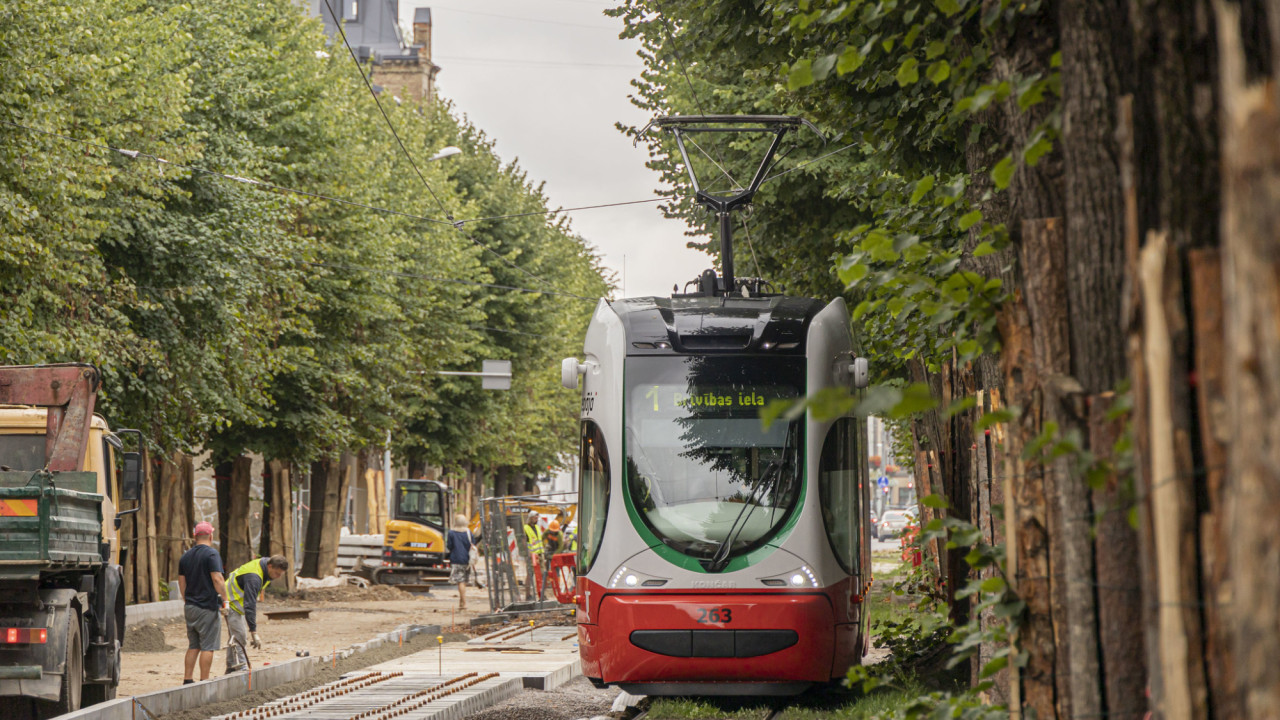 Tramvajs trīs dienas nekursēs, pasažieri aicināti izmantot autobusus