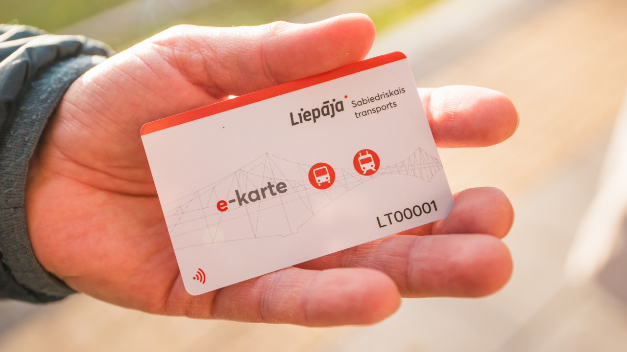 Arī personām ar invaliditāti un bērniem bāreņiem turpmāk ar e-karti iespējams reģistrēt braucienu