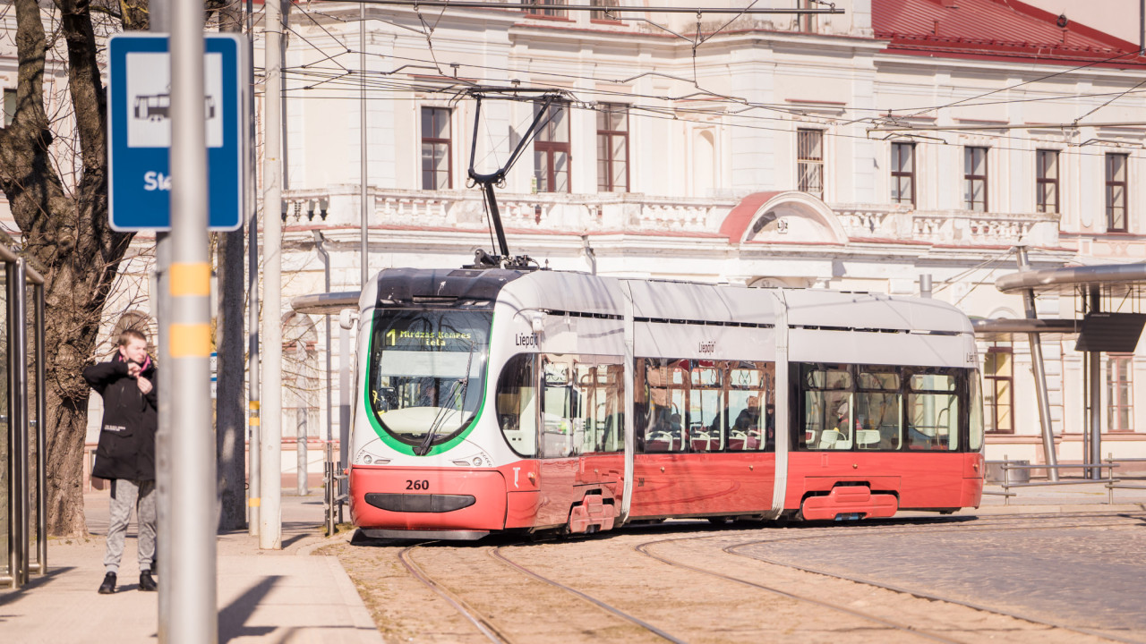 Pasažieru ērtībām tramvaja reisus brīvdienās pielāgos vilciena pienākšanai