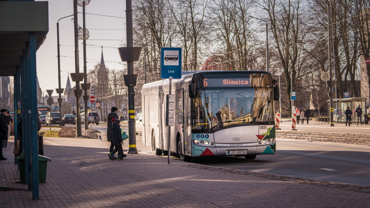 Bērniem bāreņiem bezmaksas braukšanas biļete turpmāk būs jāsaņem pie transportlīdzekļa vadītāja