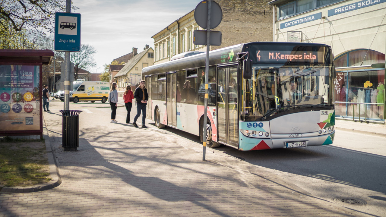 Brīvības ielā atjaunotas pieturvietas "Zemnieku iela"