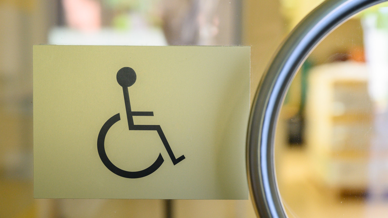 Personas ar invaliditāti aicinātas sabiedriskajā transportā izmantot e-karti