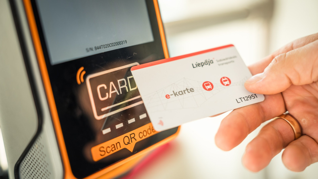 Arī atvieglojumu saņēmēju pavadoņi turpmāk varēs reģistrēt braucienu ar e-karti